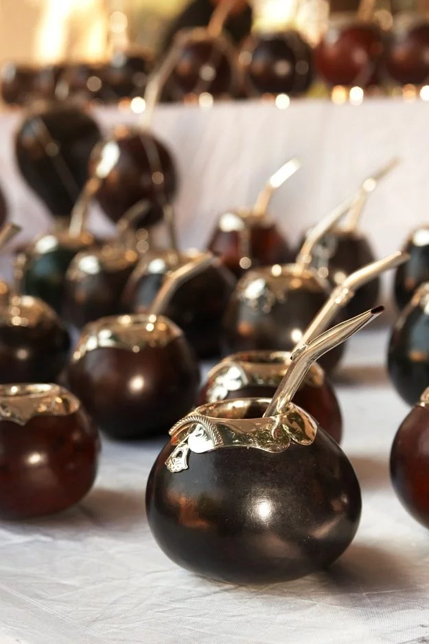 Mate de calabaza con virola de alpaca y bombilla pico de loro