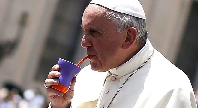 papa francisco tomando mate 2