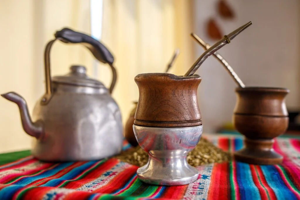 Mate de madera con detalle en aluminio y bombilla de acero inoxidable