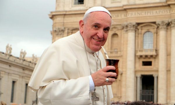 papa francisco tomando mate 3