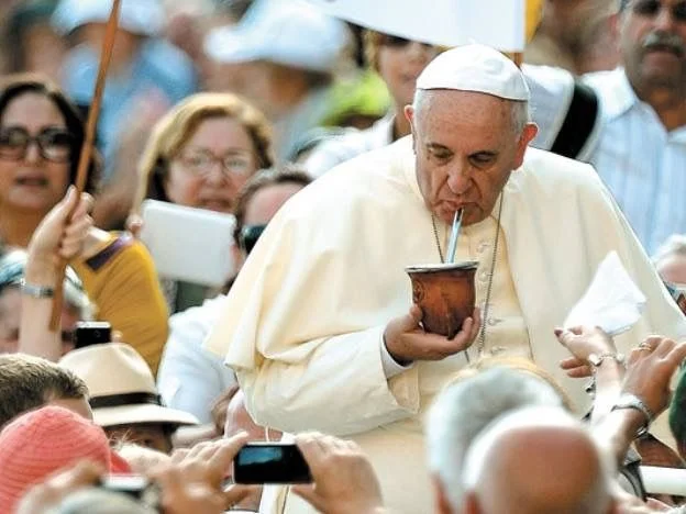 papa francisco tomando mate 